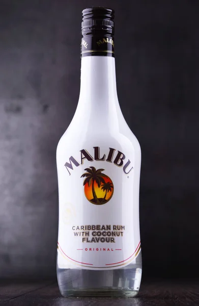 Botella de Ron Caribe Malibú con sabor a coco —  Fotos de Stock