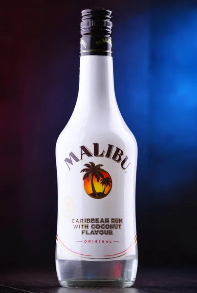 Botella de Ron Caribe Malibú con sabor a coco —  Fotos de Stock