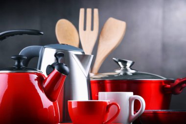 Mutfak kapları, su ısıtıcıları ve bardaklar ile kompozisyon