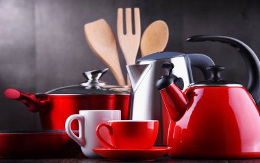 Mutfak kapları, su ısıtıcıları ve bardaklar ile kompozisyon