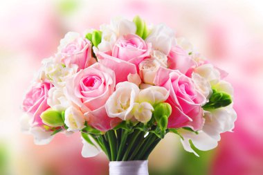 Taze kesilmiş çiçek buketiyle kompozisyon