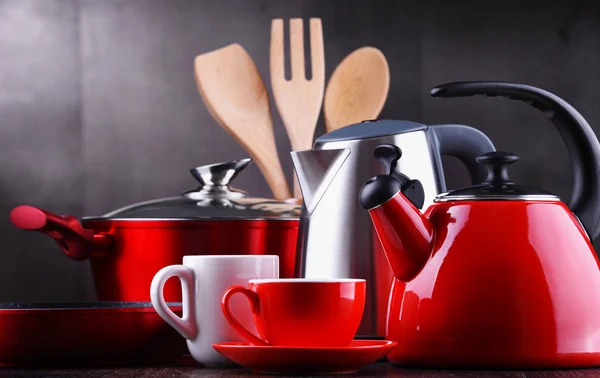 Состав с кухонными сосудами, чайниками и чашками — стоковое фото