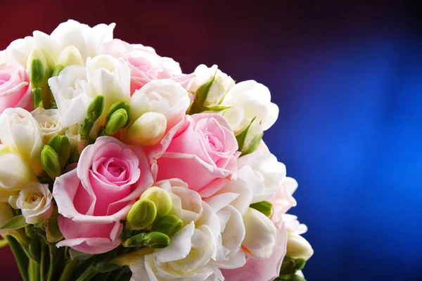 Composition avec bouquet de fleurs fraîchement coupées — Photo