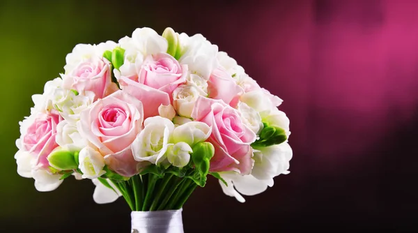 Skład z bukietem świeżo wyciętych kwiatów — Zdjęcie stockowe
