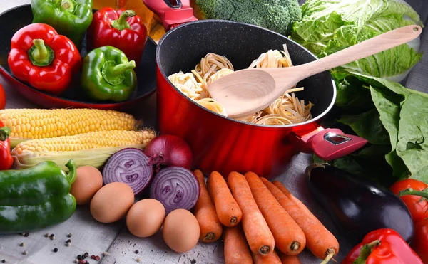 Verduras frescas y olla de cocina en la mesa de la cocina —  Fotos de Stock