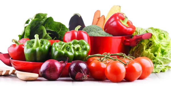 Verduras frescas y olla de cocina en la mesa de la cocina — Foto de Stock