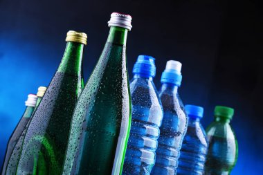 Şişe maden suyu içeren farklı türde