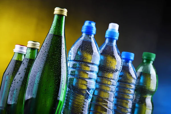 Diferentes tipos de botellas que contienen agua mineral — Foto de Stock