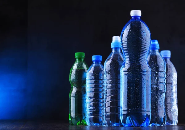 Diferentes tipos de botellas que contienen agua mineral —  Fotos de Stock