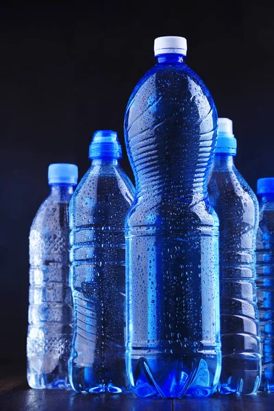 Diferentes tipos de botellas que contienen agua mineral —  Fotos de Stock