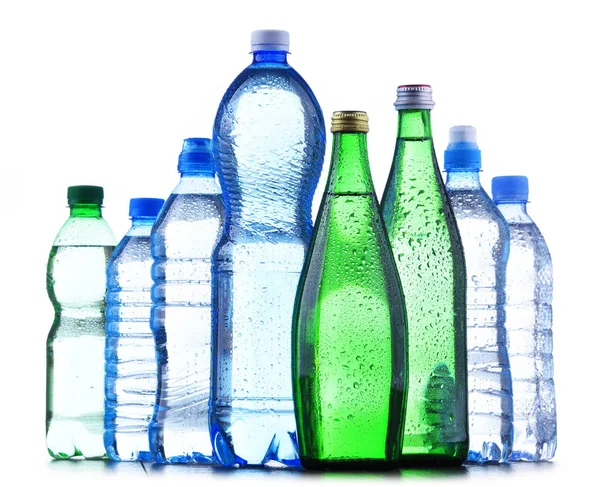 Diferentes tipos de botellas que contienen agua mineral — Foto de Stock