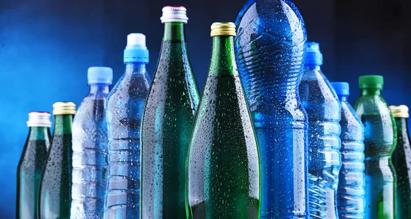 Diferentes tipos de garrafas contendo água mineral — Fotografia de Stock