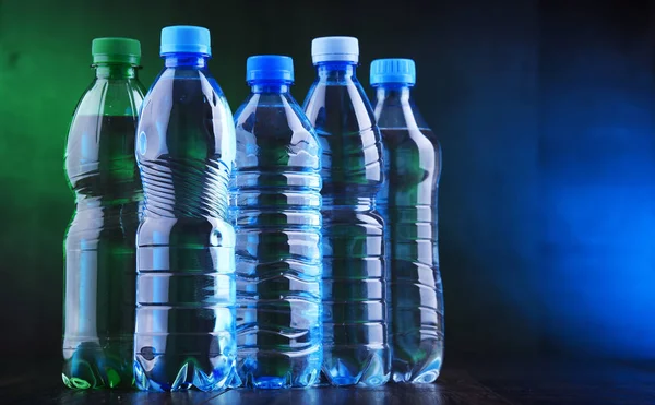 Diferentes tipos de botellas que contienen agua mineral —  Fotos de Stock