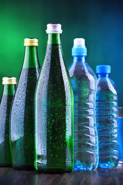 Różne rodzaje butelek zawierających wody mineralnej — Zdjęcie stockowe