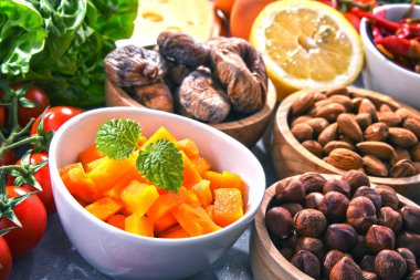 Masanın üzerinde çeşitli organik gıda ürünleri