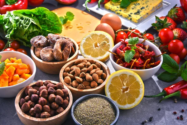 Masanın üzerinde çeşitli organik gıda ürünleri