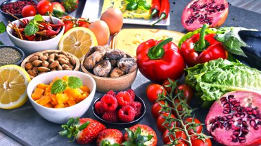 Masanın üzerinde çeşitli organik gıda ürünleri