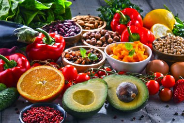 Masanın üzerinde çeşitli organik gıda ürünleri