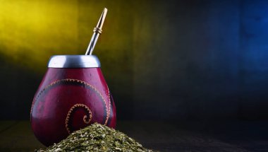 Yerba dostum Kupası ve yaprakları.