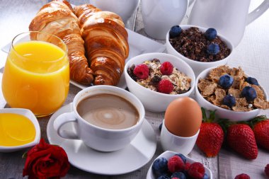 Kahve, meyve suyu, kruvasan ve meyve ile Kahvaltı