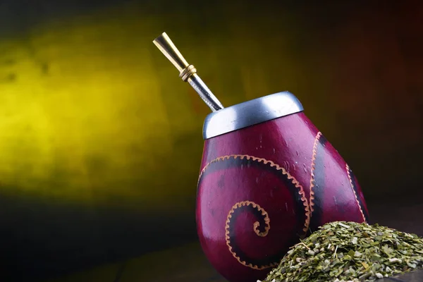 Yerba mate cup and leaves. — Stock Photo, Image
