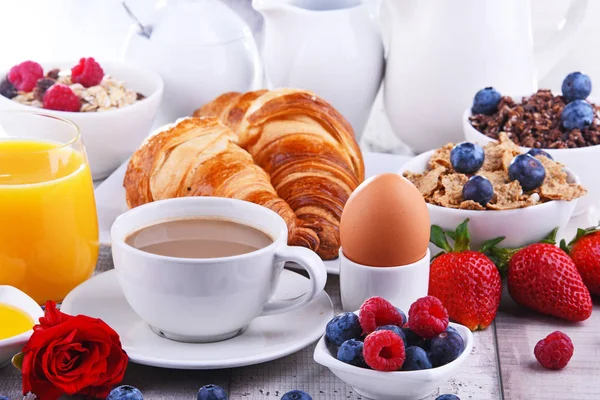Frühstück mit Kaffee, Saft, Croissants und Obst — Stockfoto
