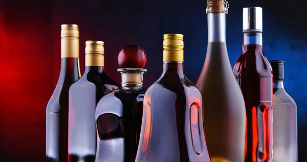 Botellas de bebidas alcohólicas variadas . — Foto de Stock