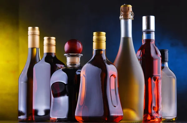 Botellas de bebidas alcohólicas variadas . — Foto de Stock