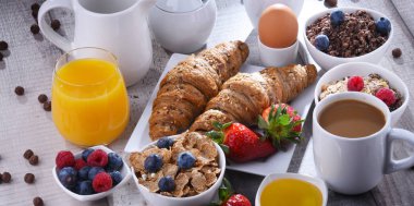 Kahve, meyve suyu, kruvasan ve meyve ile Kahvaltı