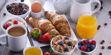 Kahve, meyve suyu, kruvasan ve meyve ile Kahvaltı