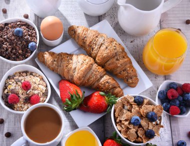 Kahve, meyve suyu, kruvasan ve meyve ile Kahvaltı