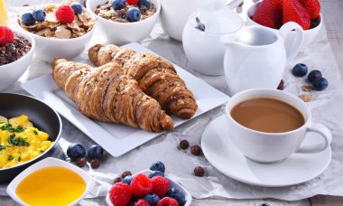 Kahve, meyve suyu, kruvasan ve meyve ile Kahvaltı