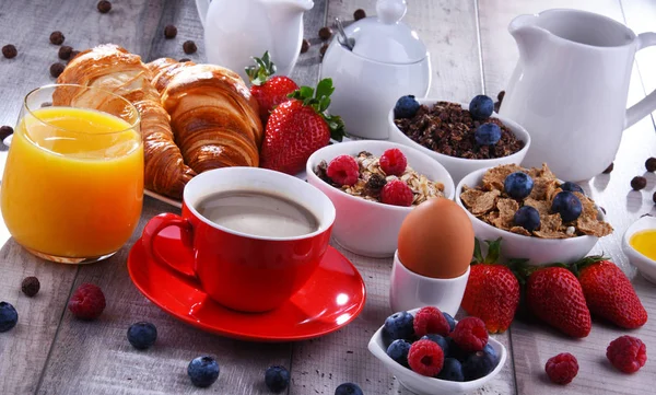 Frühstück mit Kaffee, Saft, Croissants und Obst — Stockfoto