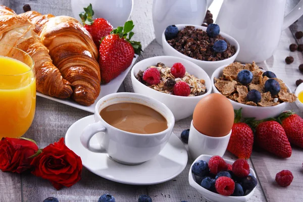 朝食は、コーヒー、ジュース、クロワッサン、フルーツ — ストック写真