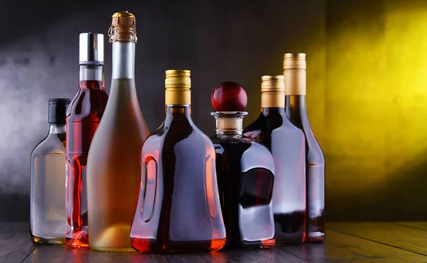 Botellas de bebidas alcohólicas variadas . — Foto de Stock