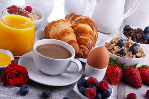 Сніданок подається з кавою, соком, круасанами та фруктами — стокове фото
