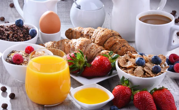 Desayuno servido con café, zumo, croissants y frutas —  Fotos de Stock