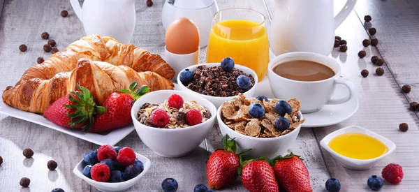 Mic dejun servit cu cafea, suc, croissante și fructe — Fotografie, imagine de stoc