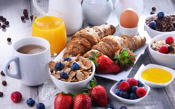 Desayuno servido con café, zumo, croissants y frutas — Foto de Stock