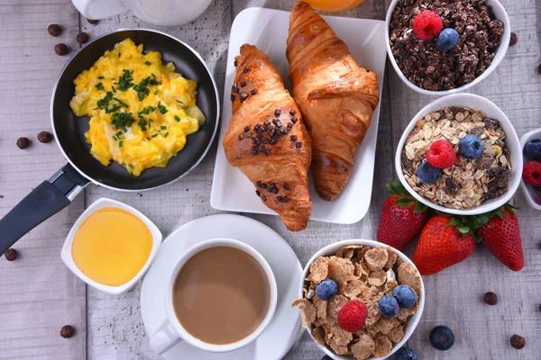 Frukost med kaffe, juice, croissanter och frukter — Stockfoto