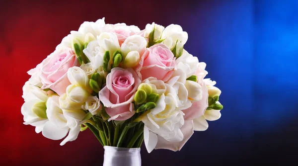 Komposition mit Bouquet von frisch geschnittenen Blumen — Stockfoto