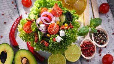 sebze salata kasesi ile kompozisyon