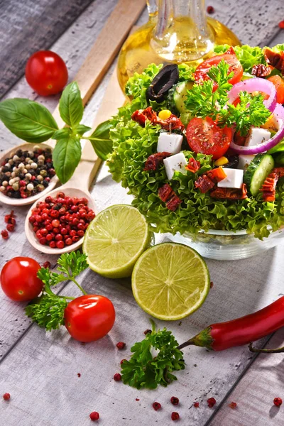 Состав с овощным салатом — стоковое фото