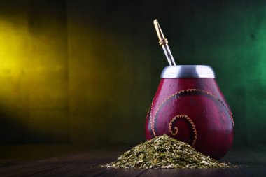 Yerba dostum Kupası ve yaprakları.