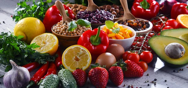 Masanın üzerinde çeşitli organik gıda ürünleri — Stok fotoğraf