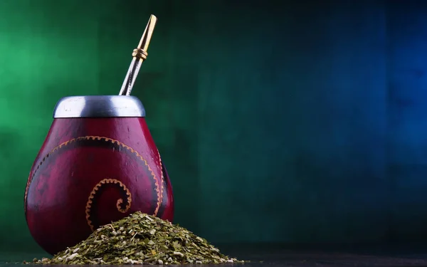 Yerba mate cup and leaves. — Stock Photo, Image