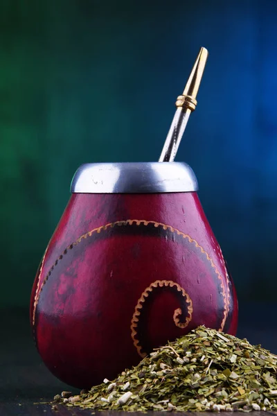 Yerba Mate Tasse und Blätter. — Stockfoto