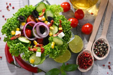 sebze salata kasesi ile kompozisyon