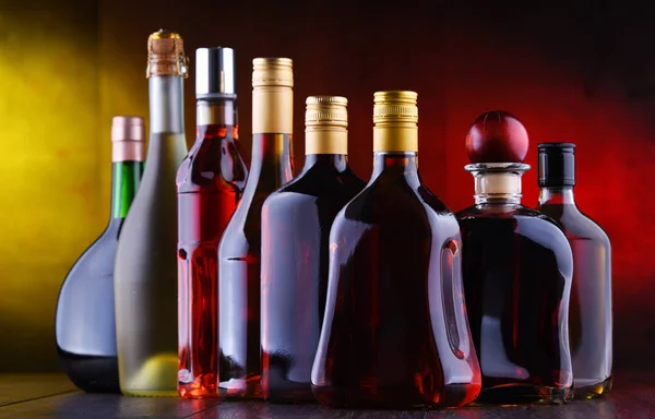 Botellas de bebidas alcohólicas variadas . — Foto de Stock