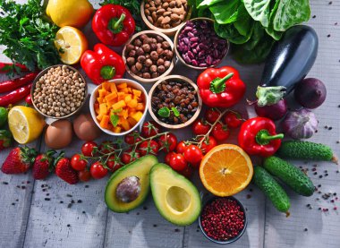 Masanın üzerinde çeşitli organik gıda ürünleri